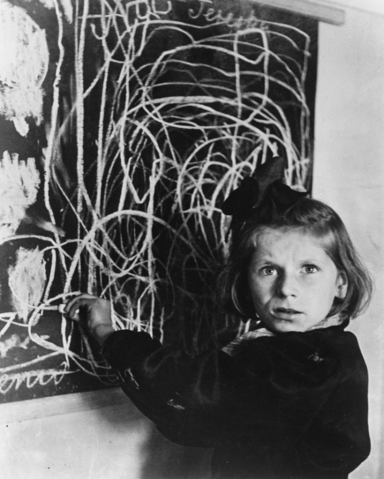 Девочку на фотографии зовут Тереза, она выросла в немецком концлагере. Когда ее попросили нарисовать дом — она нарисовала колючую проволоку… Дэвид Сеймур, 1948 год.  