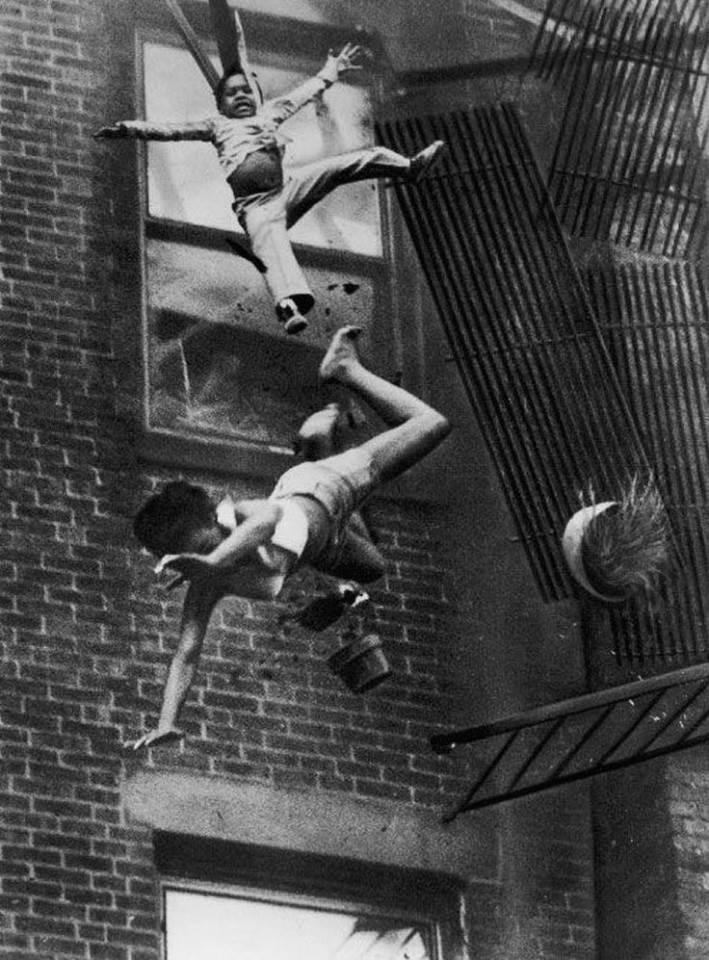 22 июля 1975 года, Бостон. Женщина и девочка падают, пытаясь спастись от пожара. 