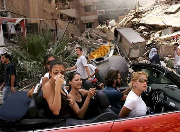 Золотая ливанская молодежь на экскурсии в подвергшихся бомбардировке районах города. Спенсер Платт, 15 августа 2006 года.  