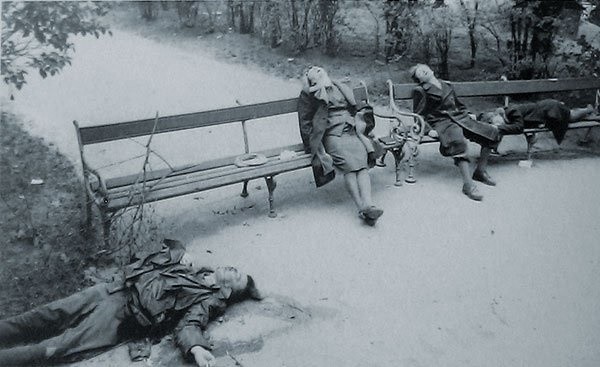 Смерть нацистского функционера и его семьи. Вена, 1945 год. Автор — Евгений Халдей. Фашист застрелил своих жену, сына и дочь, а потом застрелился сам.  