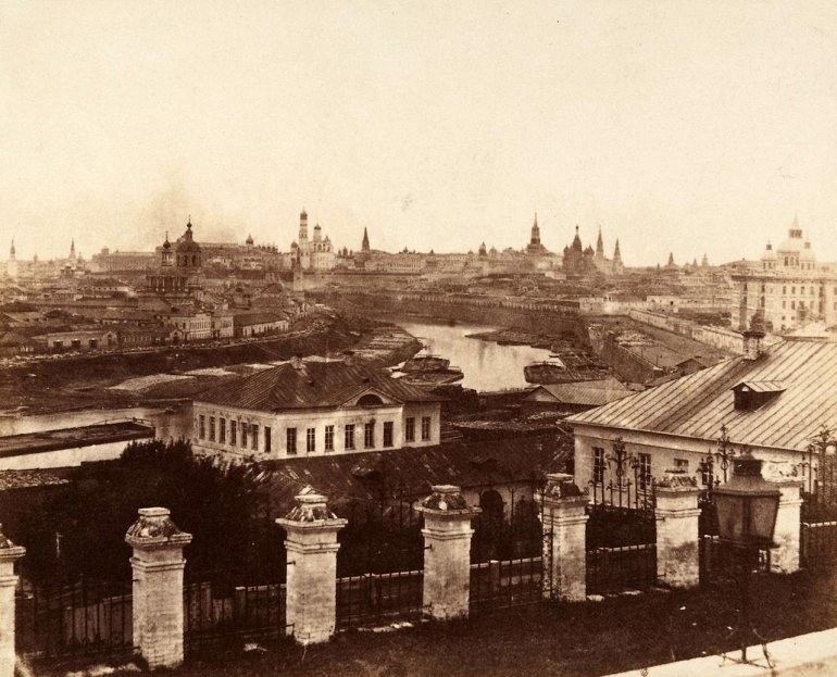 Кремль виднеется вдалеке на этой фотографии 1852 года, Москва, Россия:
