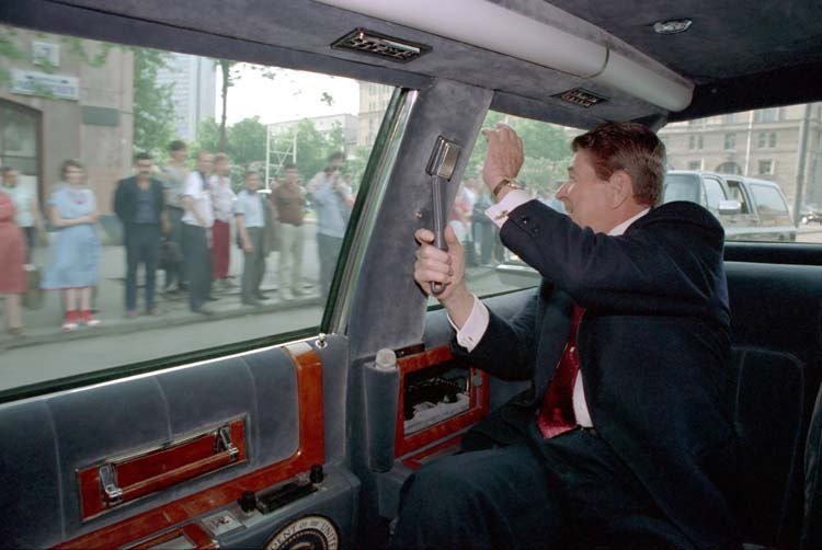 Президент США Рональд Рейган приветствует москвичей из своего лимузина во время визита в СССР, 1988 год. 