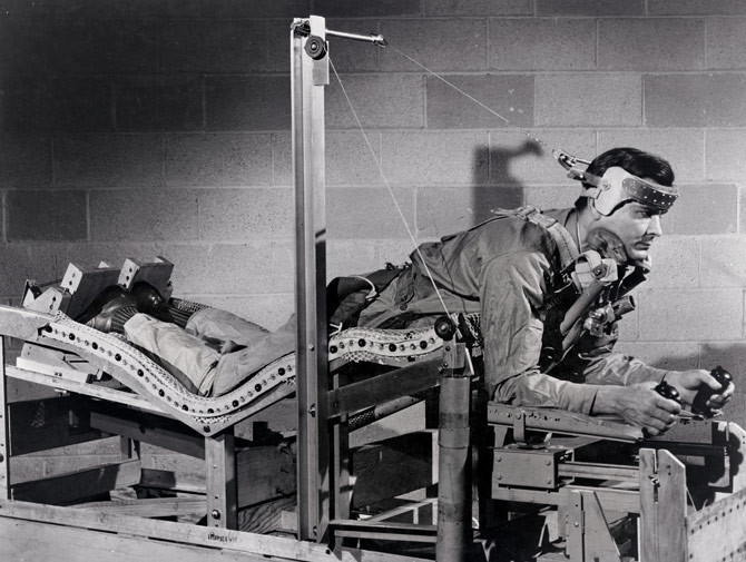 Кровать пилота была разработана в попытке уменьшить экспериментальную усталость и упростить эффекты сил тяготения. 1949: