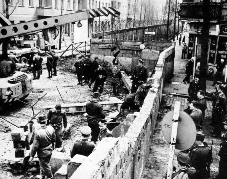 Строительство Берлинской стены, 1961.