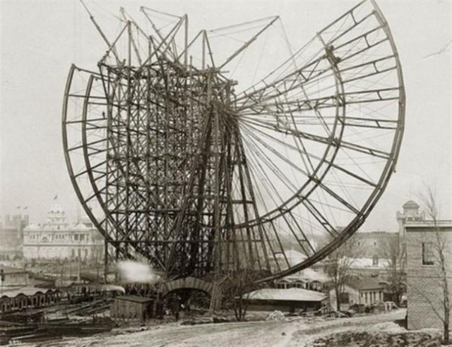 Возведение самого первого чертового колеса к Мировой выставке в Чикаго (1893 год). Диаметр конструкции составлял 75 метров, а само колесо подразумевалось как достойный ответ на недавно построенную Эйфелеву башню в Париже.
