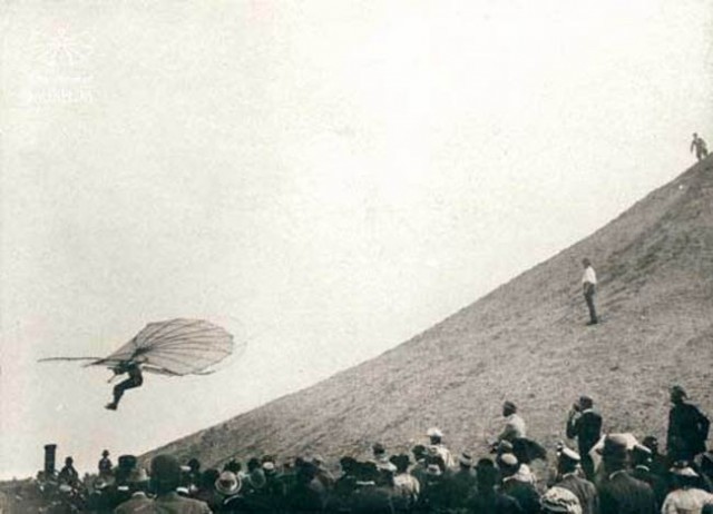 Отто Лилиенталь совершает первый за историю человечества успешный полет на планере (1894 год). Талантливый летчик-испытатель для создания идеальной конфигурации планера написал за свою жизнь множество исследовательских работ, где был в точности описа