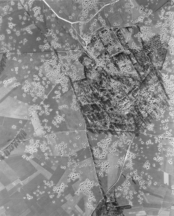 Кратеры от бомб, 1940–е годы, Бовуар, Франция 