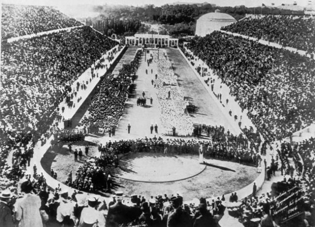  Фото первых современных Олимпийских игр, Афины, 1896 год. В этих играх еще не было традиции зажигать Олимпийский огонь, медали тоже не являлись пока атрибутом победы. Кроме того, среди 241 участника игр не было ни одной женщины, поскольку те к подоб