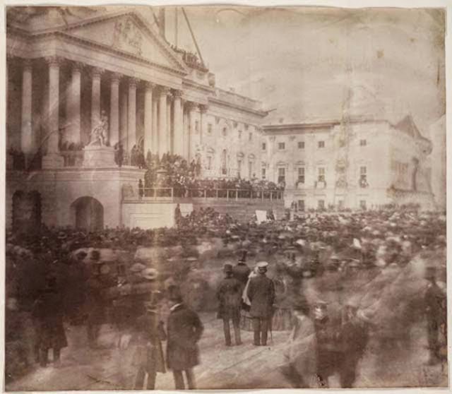 Первая опубликованная фотография инаугурации президента, сделанная в 1857 году во время торжественной клятвы Джеймса Бьюкенена.