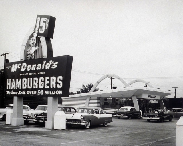 Первый ресторан сети «Макдональдс» в Сан-Бернардино (1948 год). В самом начале фирменные гамбургеры продавались по 15 центов за штуку. Вскоре, когда покупатели приобрели в общей сложности сотню тысяч гамбургеров, владельцы ресторана оставили идею их 