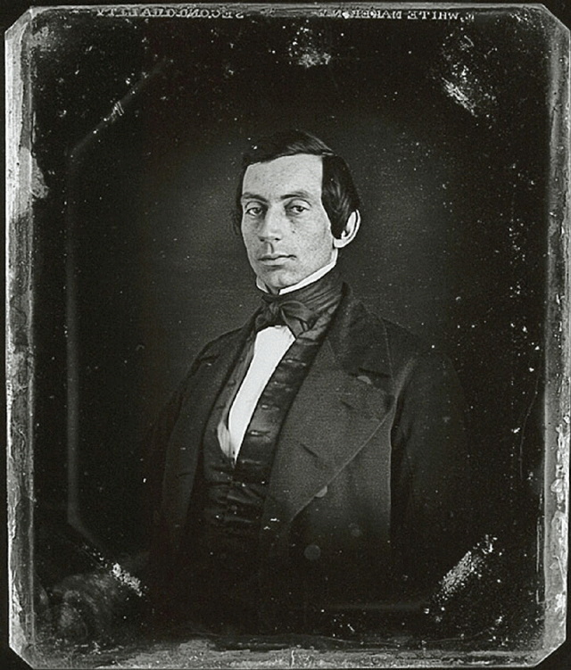 Самое раннее фото Авраама Линкольна, сделанное в 1840 году. В то время Линкольн уже пробовал свои силы на политической арене, неоднократно избираясь в Законодательное собрание штата Иллинойс.