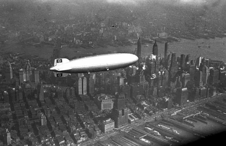 Дирижабль Hindenburg пролетает над Манхэттеном, 1936 год: