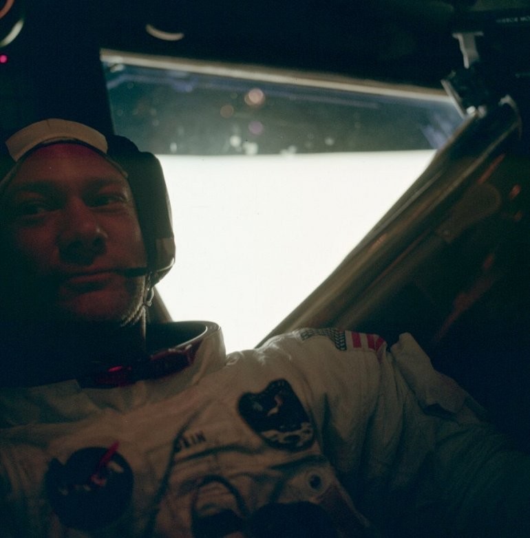 Базз Олдрин, находящийся в лунном модуле Аполлон 11. Эта фотография сделана командующим Нилом Армстронгом вскоре после первой успешной высадки на Луну. 20 июля 1969: