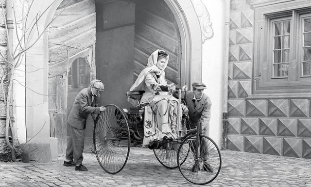 Берта Бенц в сопровождении двух своих сыновей, ставшая первым человеком, преодолевшим на автомобиле длинную (более 106 км) дистанцию (5 августа 1888 года).