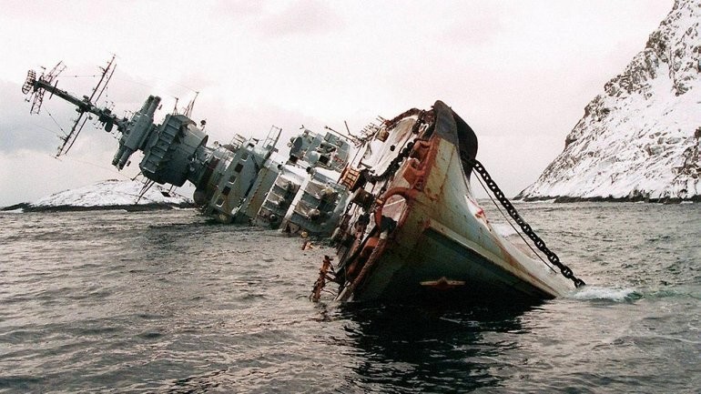  Советский крейсер "Мурманск" оказался на мели у норвежской деревни Сёрвэр. 1994:
