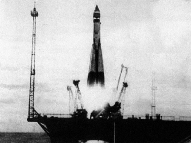 «Спутник-1», первый спутник, запущенный Советским Союзом на космическую орбиту (1957 год). Запуск осуществлялся с полигона Тюра-там, впоследствии получившего мировую известность как космодром Байконур.