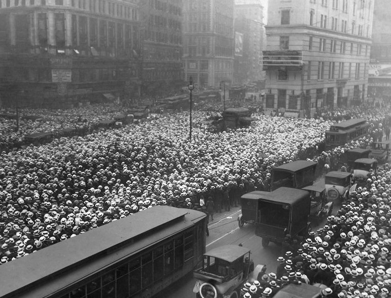 Более 10 000 человек ожидают исход поединка боксеров Джека Демпси и Жоржа Карпентье, Нью–Йорк, США. 1921 год. 