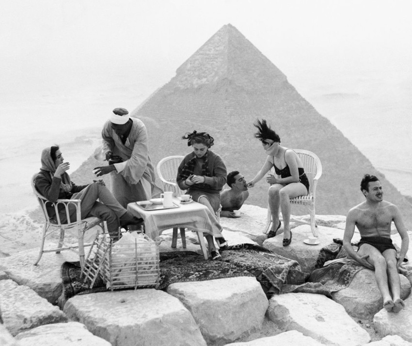 Пикник на вершине пирамиды Хеопса, 1938 год, Египет.