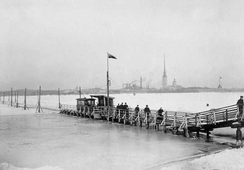 Трамвай идущий по льду замерзшей реки Невы, 1900–е годы, Санкт–Петербург.