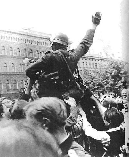 Немецкую армию с восторгом встречают в Риге, 2 июля 1941 года.