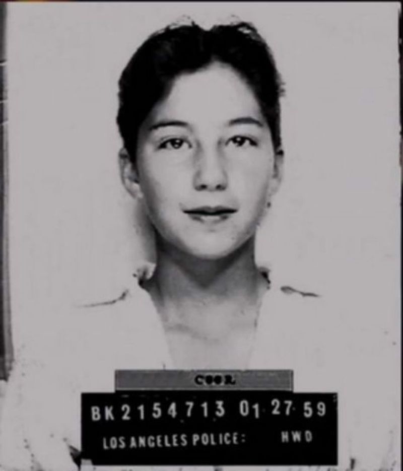 13-летняя Шерилин Саркисян (в 1979-м году певица поменяла имя в документах на Шер), арестована за угон родительской машины. Лос–Анджелес, 1959 год. 