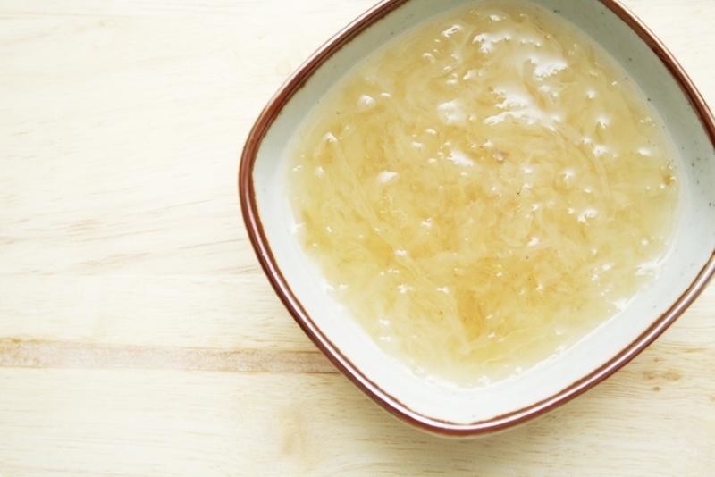 Факт № 3. В Китае очень популярен суп с названием «ласточкины гнезда». Суп так называется не просто так: все дело в том, что его готовят из настоящих гнезд стрижей. 