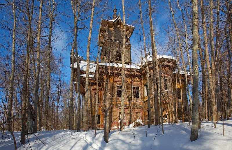 Непростая история деревянного особняка XIX века, забытого посреди дремучего леса