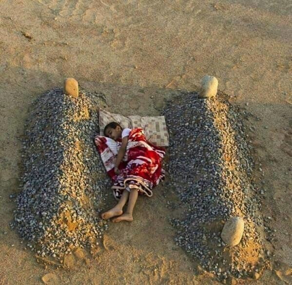 История этого снимка гласила, что на нем - мальчик, который спит между родительских могил. На самом деле, мальчик - племянник фотографа, его родители живы, а снимок - постановка