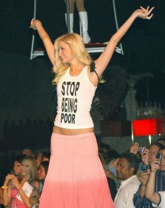 Надпись на футболке Пэрис Хилтон подправлена фотошопом. На самом деле, надпись гласила не "Хватит быть бедным!", как на фото, а "Хватит предаваться отчаянию!"