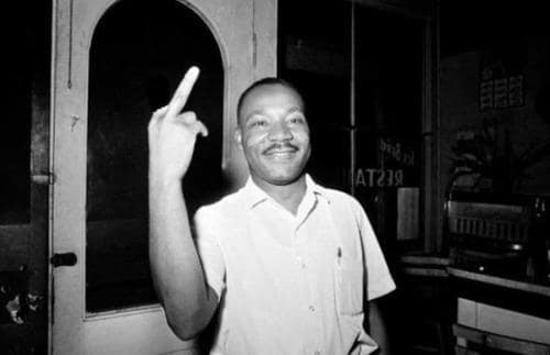 Мартин Лютер Кинг никогда не демонстрировал такого жеста. Фотошопперы переделали его из другого жеста, символизирующего мир во всем мире