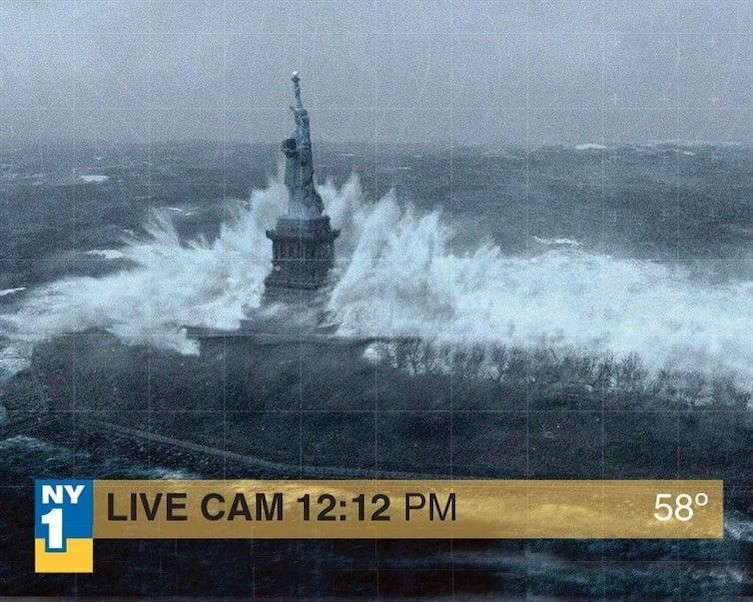 Это фото было опубликовано как документальный снимок урагана Сэнди. На самом деле, это кадр из фильма "Послезавтра"