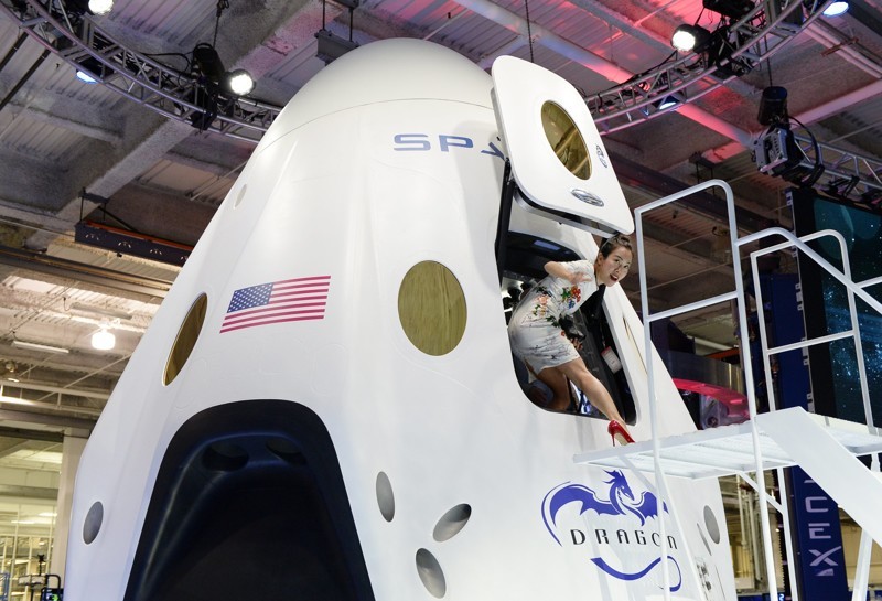 SpaceX обещает отправить двух космических туристов на Луну в 2018 году