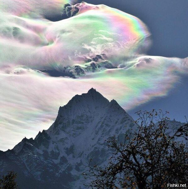 Радужные облака в Гималаях
