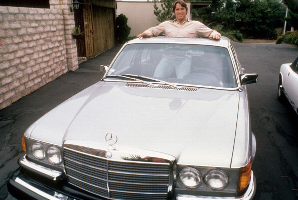 Обхват груди молодого Арнольда Шварценеггера — 145 см, поэтому он с трудом мог просунуться в люк Mercedes-Benz W116