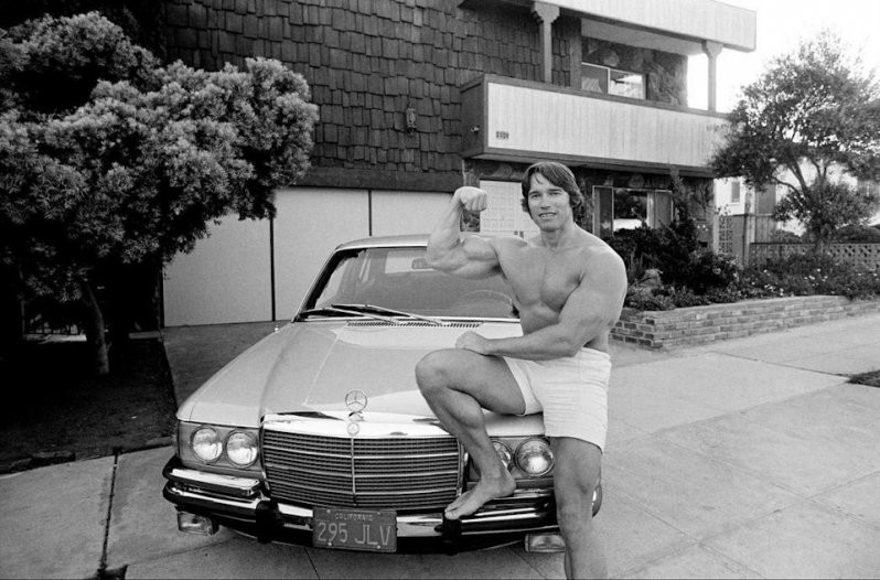 Лос-Анджелес, 1977-й год. 30-летний Арнольд Шварценеггер позирует у дома, сидя на капоте своего Mercedes-Benz S-Class W116