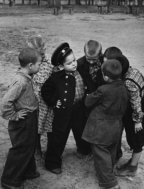 Первоклассник показывает друзьям школьную форму, 1955 год, СССР