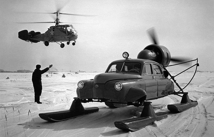 Вертолет КА–15 и аэросани на базе автомобиля ГАЗ–М–20 "Победа", 1959 год, Тушино, Москва