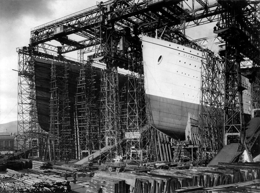Слева направо. Титаник и его систер-шип Олимпик на верфи Harland & Wolf Shipyards. Белфаст. Северная Ирландия. 1910 год