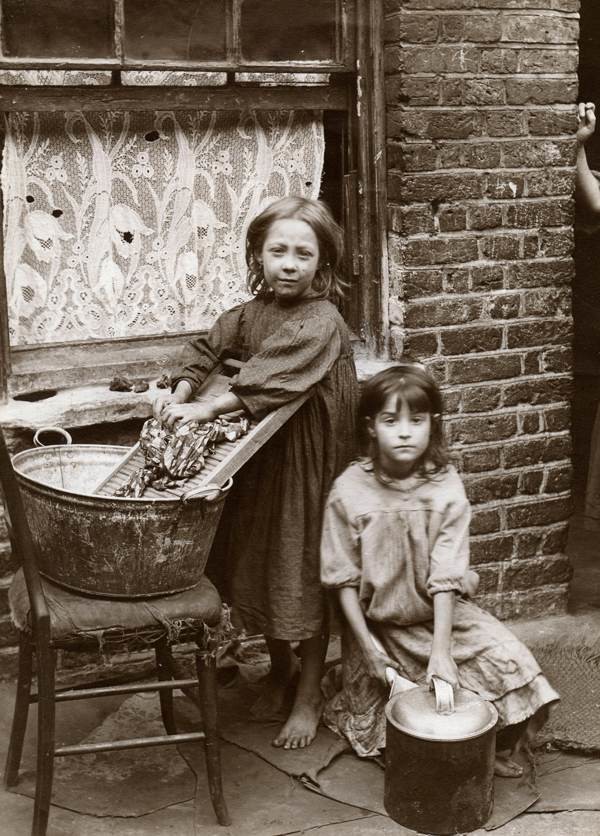 Маленькие прачки. Фотограф Гораций Уорнер. Спиталфилдс. Лондон. Англия. 1890-е