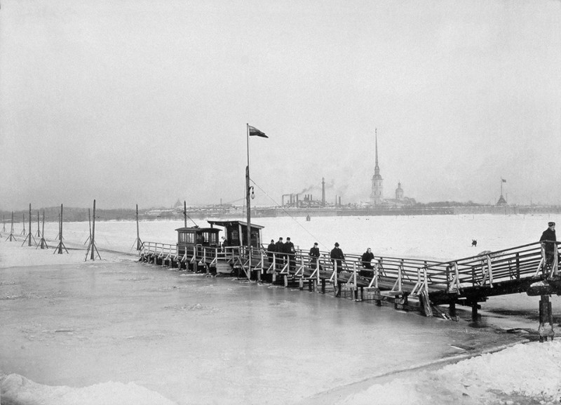 Трамвай идущий по льду замерзшей реки Невы, 1900–е годы, Санкт–Петербург