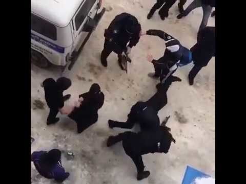 Драка в исполнении полицейских и жителей Махачкалы 