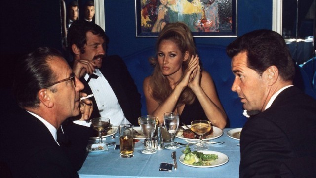 41. Жан-Поль Бельмондо, Урсула Андресс и Джеймс Гарнер в Playboy Club, Mayfair в Лондоне, 1970-е годы. 