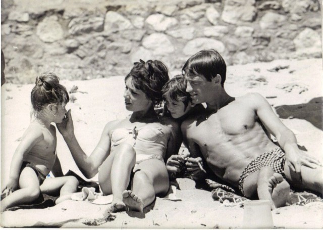 12. Жан-Поль Бельмондо и Элоди Constantin с Патрицией и Флоренция, 1960.