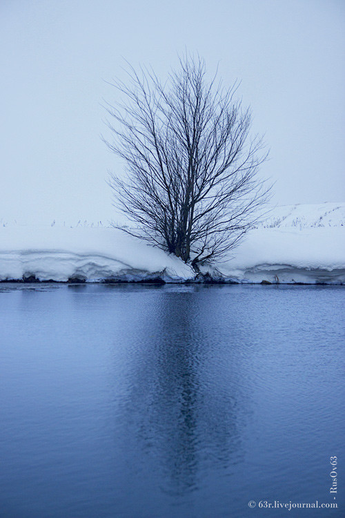 Белое на белом. Голубое озеро зимой