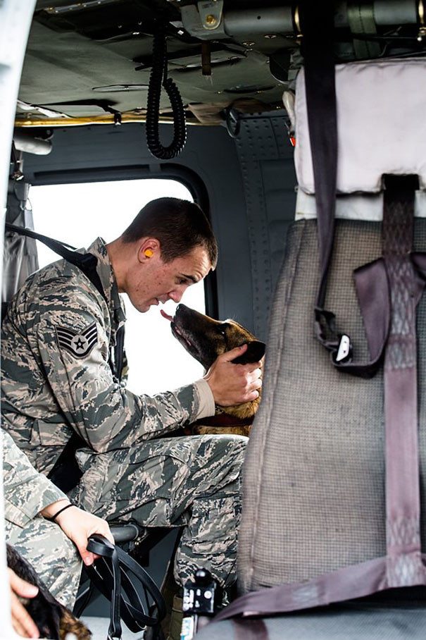 6. Солдат успокаивает своего пса Дизеля во время полета в вертолете
