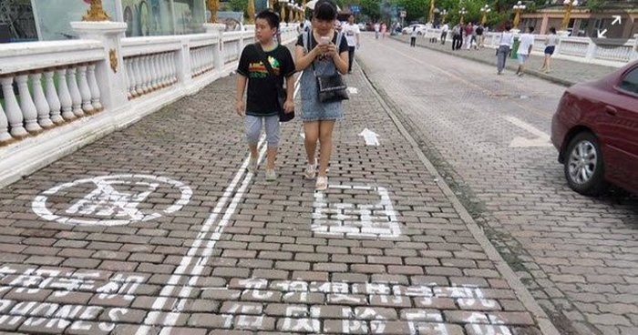 Смартфонные тротуары в Чунцине