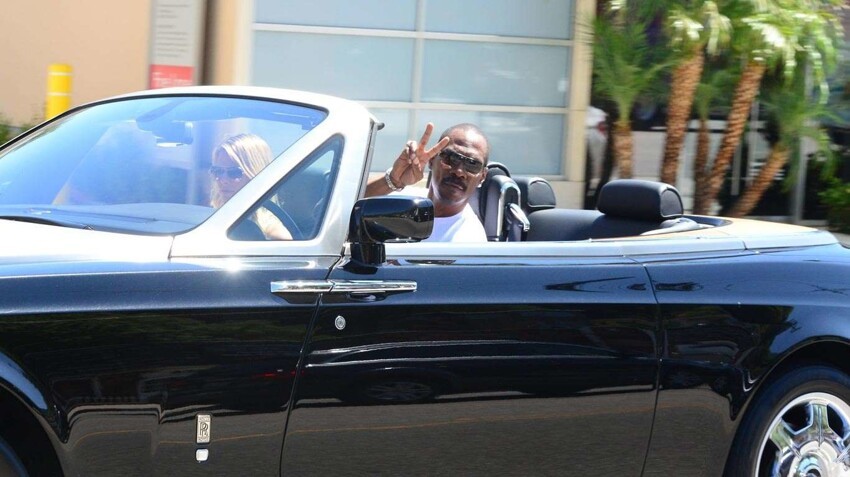  Актёр Эдди Мерфи позирует с подругой Пейдж Батчер в своём Rolls-Royce Phantom Drophead Coupe.