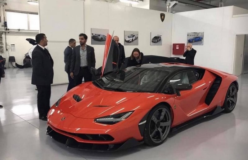 Самый дорогой Lamborghini вручили шейху из ОАЭ