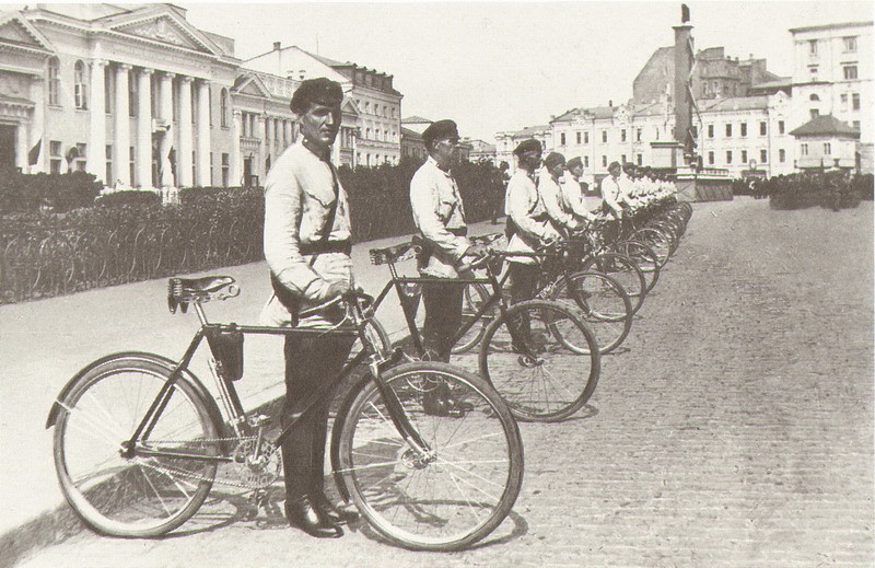 Вскоре, в 1925 году московских автоинспекторов «вооружили»… велосипедами. Однако назвали странно… самокатчиками.