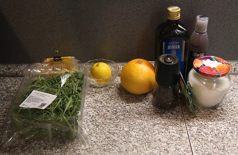 Салат из рукколы с грейпфрутом и кедровыми орешками. Постное блюдо